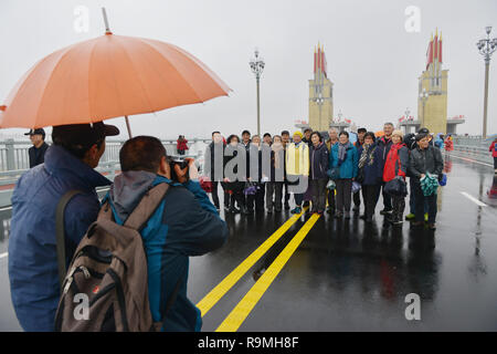 Nanjing, China. 26 Dez, 2018. Menschen besuchen sie die renovierte Nanjing Yangtze River Bridge in Nanjing, der Hauptstadt der ostchinesischen Provinz Jiangsu, Dez. 26, 2018. Vor einem halben Jahrhundert gebaut, die Nanjing Yangtze River Bridge ist Chinas erste Doppel-Straße - Schiene truss Bridge. Es war am Mittwoch nach einer Renovierung von mehr als zwei Jahren wieder eröffnet. Credit: Fang Dongxu/Xinhua/Alamy leben Nachrichten Stockfoto