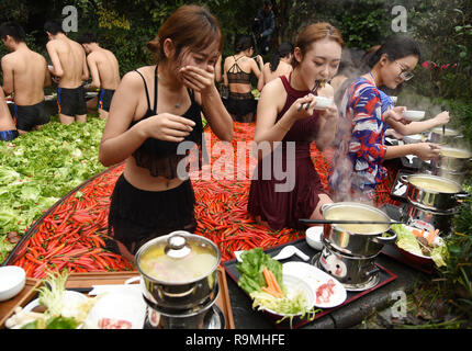 Hangzhou, China. 26. Dezember, 2018. Touristen hot pot und die Federkraft an der hotpot-foermige Feder genießen Sie im Winter in einem Hotel in Hangzhou, China Zhejiang Provinz. Credit: SIPA Asien/ZUMA Draht/Alamy leben Nachrichten Stockfoto