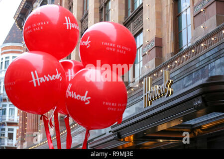 Harrods, Knightsbridge, London, UK. 26. Dez 2018 - Der Boxing Day verkauf Im luxuriösen Kaufhaus Harrods in Knightsbridge, Boxing Day ist einer der hektischsten Tage für den Einzelhandel mit Tausenden von potenziellen Kunden die Vorteile der Post - Weihnachten Schnäppchen. Credit: Dinendra Haria/Alamy leben Nachrichten Stockfoto