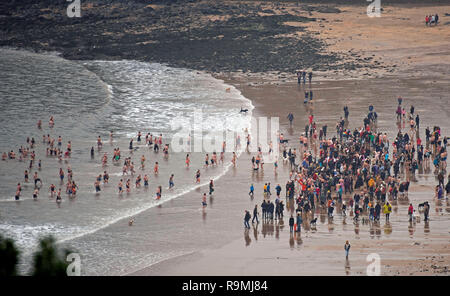 Langland Bay, Swansea, Wales, UK. 26. Dezember, 2018. Schwimmer im kalten Meer während der jährlichen Boxing Day brave an Langland Bay in der Nähe von Swansea schwimmen heute Morgen. Credit: Phil Rees/Alamy leben Nachrichten Stockfoto