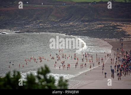 Langland Bay, Swansea, Wales, UK. 26. Dezember, 2018. Schwimmer im kalten Meer während der jährlichen Boxing Day brave an Langland Bay in der Nähe von Swansea schwimmen heute Morgen. Credit: Phil Rees/Alamy leben Nachrichten Stockfoto