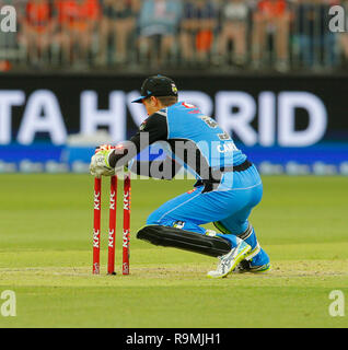 Optus Stadion, Perth, Australien. 26 Dez, 2018. Australian Big Bash Cricket, Perth Adelaide Scorchers gegen Streikende; Alex Carey der Adelaide Streikenden bricht die Stümpfe in einen versuchten heraus laufen während der Scorchers innings Credit: Aktion plus Sport/Alamy leben Nachrichten Stockfoto