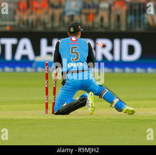 Optus Stadion, Perth, Australien. 26 Dez, 2018. Australian Big Bash Cricket, Perth Adelaide Scorchers gegen Streikende; Alex Carey der Adelaide Streikenden bricht die Stümpfe in einen versuchten heraus laufen während der Scorchers innings Credit: Aktion plus Sport/Alamy leben Nachrichten Stockfoto