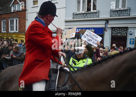 Lewes, Sussex, UK. 26 Dez, 2018. Anti-Jagd auf Demonstranten wave Banner am Fahrer als Southdown und Eridge Foxhounds Parade durch Lewes für die jährliche Boxing Day Jagd heute: Simon Dack/Alamy Leben Nachrichten: Simon Dack/Alamy Leben Nachrichten: Simon Dack/Alamy leben Nachrichten Stockfoto