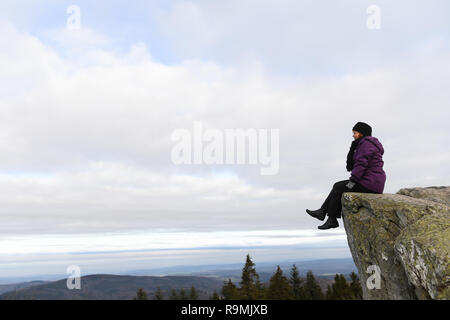 Schmitten, Deutschland. 26 Dez, 2018. Britta Ochs aus Bad Vilbel genießt die Aussicht vom Brunhildis Rock während eines Ausflugs in den Großen Feldberg im Taunus. Credit: Arne Dedert/dpa/Alamy leben Nachrichten Stockfoto