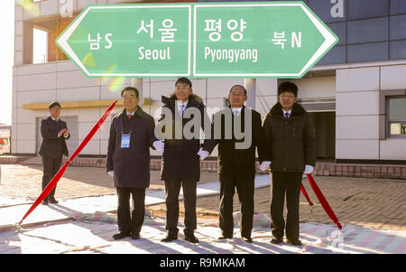 Kaesong, Nordkorea. 26 Dez, 2018. Dec 26, 2018 - Kaesong,Korea-In diese Fotos von gemeinsamen pool Fotos gemacht. Süd- und Nordkoreanischen Regierungsvertreter Posieren vor der ein Schild mit der nordkoreanischen Hauptstadt Pjöngjang und die südkoreanische Hauptstadt Seoul, bei einem Spatenstich am Panmun Station in Kaesong, Nordkorea, Mittwoch, 26.12.2018. Credit: ZUMA Press, Inc./Alamy leben Nachrichten Stockfoto