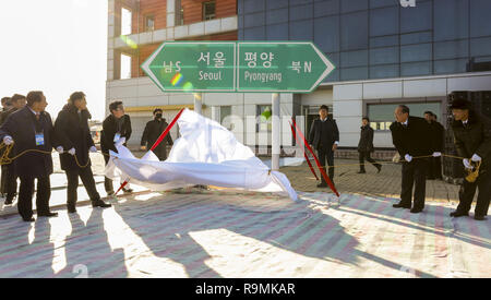 Kaesong, Nordkorea. 26 Dez, 2018. Dec 26, 2018 - Kaesong,Korea-In diese Fotos von gemeinsamen pool Fotos gemacht. Süd- und Nordkoreanischen Regierungsvertreter enthüllen ein Schild mit der nordkoreanischen Hauptstadt Pjöngjang und Südkoreas Hauptstadt Seoul, bei einem Spatenstich bei Panmun Station in Kaesong, Nordkorea, Mittwoch, 26.12.2018. Credit: ZUMA Press, Inc./Alamy leben Nachrichten Stockfoto