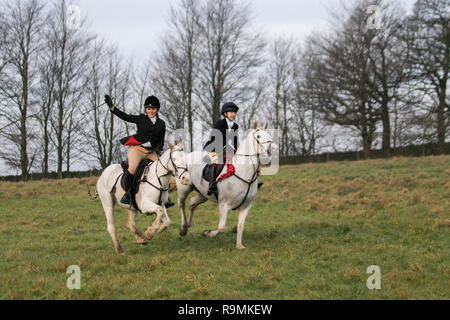 Chorley, Lancashire, UK. 26. Dez. 2018. Boxing Day Jagd bei Rivington. Pferde und Hunde zurück zu Rivington für traditionelle Holcombe Hunt's Boxing Day treffen. Hunderte von Zuschauern versammelt ist, um die Fahrt zu unterstützen, da sie für eine 3-stündige Fahrt nach der Klang des Horns. Die Jagd mit Hunden leben Steinbruch wurde 2004 verboten, nachdem der Sprecher des Unterhauses des Parlaments Handeln aufgerufen, die Gesetzgebung durch zu zwingen. Die holcombe Jagd hält trifft in der gesamten, Lancashire, aber ihre Boxing Day sammeln ist traditionell Rivington statt. Credit: MediaWorldImages/Alamy Live Ne Stockfoto