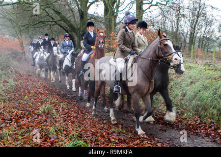 Rivington, Lancashire, UK. 26. Dezember 2018. Die jährlichen Holcombe Boxing Day Jagd findet in der malerischen Lancashire Dorf Rivington in der Nähe von Chorley. Pferde & Reiter sammeln für vier runde Schaltung für die Hunderte von Schaulustigen vor dem Master of Hounds, Sue Simmonds, gibt den Startschuss für die rein traditionelle Veranstaltung zu beginnen. Credit: cernan Elias/Alamy leben Nachrichten Stockfoto