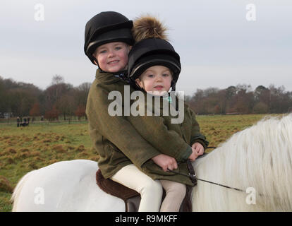 Chorley, Lancashire, UK. 26. Dez. 2018. Walter im Alter von 6 und Fred im Alter von 2 Jahren am Boxing Day Jagd bei Rivington. Pferde und Hunde zurück zu Rivington für traditionelle Holcombe Hunt's Boxing Day treffen. Hunderte von Zuschauern versammelt ist, um die Fahrt zu unterstützen, da sie für eine 3-stündige Fahrt nach der Klang des Horns. Die Jagd mit Hunden leben Steinbruch wurde 2004 verboten, nachdem der Sprecher des Unterhauses des Parlaments Handeln aufgerufen, die Gesetzgebung durch zu zwingen. Credit: MediaWorldImages/Alamy leben Nachrichten Stockfoto