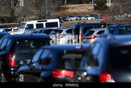 Hofsgrund, Deutschland. 26 Dez, 2018. Viele Autos stehen im hellen Sonnenschein auf einem Parkplatz auf dem Schauinsland. Sonne lockt die Menschen in den Schwarzwald Höhen am zweiten Weihnachtsfeiertag. Quelle: Patrick Seeger/dpa/Alamy leben Nachrichten Stockfoto