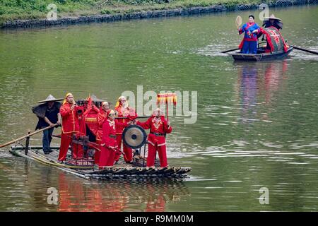 Chongqing, Chongqing, China. 26 Dez, 2018. Chongqing, China - eine traditionelle Hochzeit auf dem Wasser ist bei Tanghe antike Stadt im Südwesten ChinaÃ¢â'¬â"¢s Chongqing statt. Credit: SIPA Asien/ZUMA Draht/Alamy leben Nachrichten Stockfoto