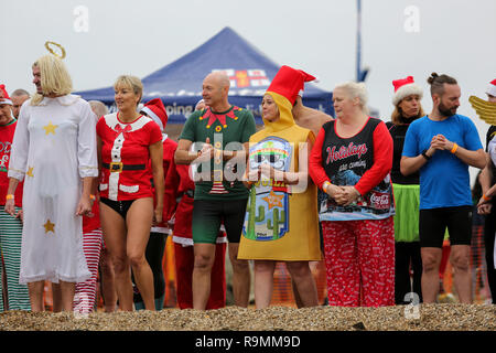 Southend On Sea, Großbritannien. 26 Dez, 2018. Schwimmer, viele in Fancy Dress, Teil in der Boxing Day charity Schwimmen im 5-6 C Wasser aus Southend, Geld für die rnli Nächstenliebe. Penelope Barritt/Alamy leben Nachrichten Stockfoto