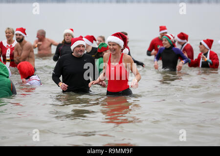 Southend On Sea, Großbritannien. 26 Dez, 2018. Schwimmer, viele in Fancy Dress, Teil in der Boxing Day charity Schwimmen im 5-6 C Wasser aus Southend, Geld für die rnli Nächstenliebe. Penelope Barritt/Alamy leben Nachrichten Stockfoto