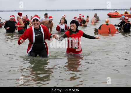 Southend On Sea, Großbritannien. 26 Dez, 2018. Schwimmer, viele in Fancy Dress, Teil in der Boxing Day charity Schwimmen im 5-6 C Wasser aus Southend, Geld für die rnli Nächstenliebe. Penelope Barritt/Alamy leben Nachrichten Stockfoto