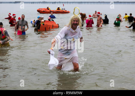 Southend On Sea, Großbritannien. 26 Dez, 2018. Schwimmer, viele in Fancy Dress, Teil in der Boxing Day charity Schwimmen im 5-6 C Wasser aus Southend, Geld für die rnli Nächstenliebe. Penelope Barritt/Alamy leben Nachrichten Stockfoto