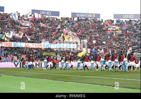 Foto Massimo Paolone/LaPresse 26 dicembre 2018 Bologna, Italia sport calcio Bologna vs Lazio - Campionato di calcio Serie A TIM" 2018/2019 - Stadio Renato Dall'Ara" Nella Foto: Ingresso delle squadre in Campo Foto Massimo Paolone/LaPresse Dezember 26, 2018 Bologna, Italien Sport Fussball Bologna vs Lazio - Italienische Fußball-Liga einen TIM 2018/2019 - "Renato Dall'Ara" Stadium. In der Pic: Teams geben Sie den Fußballplatz für das Spiel Stockfoto