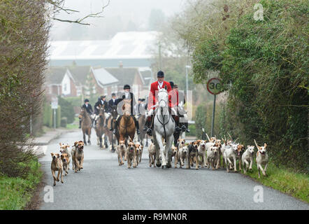 Oakham, Rutland, Großbritannien. 26. Dezember, 2018. Huntsman Chris Edwards führt Jagdhunde durch Oakham. Die cottesmore Jagd Boxing Day treffen sich in Oakham, Mittwoch, 26 Dezember 2018 © 2018 Nico Morgan. Alle Rechte Vorbehalten Stockfoto