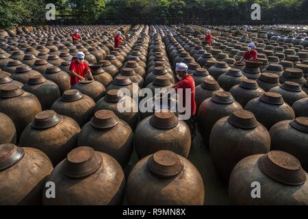 Chongqing, China. 26 Dez, 2018. Arbeitnehmer zu Hunderten von Töpfen von Sojasauce tendenziell an einer chinesischen traditionellen fermentierte Sojasoße Werk im Südwesten Chinas Chongqing. Credit: SIPA Asien/ZUMA Draht/Alamy leben Nachrichten Stockfoto