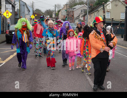 Carrigaline, Cork, Irland. 26. Dezember, 2018. Wren Boys märz hinunter Hauptstraße in Carrigaline, Co.Cork Teilnahme an Maikundgebungen zum Tag des jährlichen St Stephen zu nehmen, liegt in der Stadt statt. Quelle: David Creedon/Alamy leben Nachrichten Stockfoto