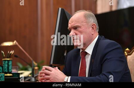 Moskau, Russland. 25. Dezember 2018. Kp-Chef Gennadi Sjuganow bei einem Treffen mit dem russischen Präsidenten Wladimir Putin im Kreml Dezember 25, 2018 in Moskau, Russland. Credit: Planetpix/Alamy leben Nachrichten Stockfoto