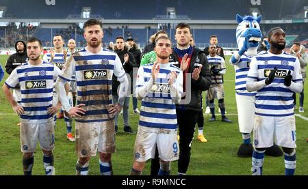 Duisburg, Deutschland. 23 Dez, 2018. firo: 23.12.2018 Fußball, 2. Bundesliga, Saison 2018/2019 MSV Duisburg - SG Dynamo Dresden das Team des MSV Duisburg enttäuscht ist mit den Duisburger Nordkurve. | Verwendung der weltweiten Kredit: dpa/Alamy leben Nachrichten Stockfoto