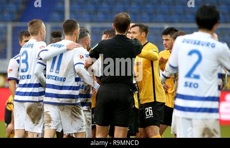 Duisburg, Deutschland. 23 Dez, 2018. firo: 23.12.2018 Fußball, 2. Bundesliga, Saison 2018/2019 MSV Duisburg - SG Dynamo Dresden Pack Bildung von beiden Mannschaften. | Verwendung der weltweiten Kredit: dpa/Alamy leben Nachrichten Stockfoto