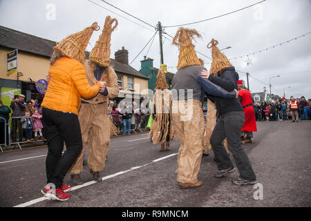 Carrigaline, Cork, Irland. 26. Dezember, 2018. Mitglieder der Carrigaline Comhaltas gekleidet wie Stroh Jungen tanzen ein sechzehn hand Haspel auf Hauptstraße als Teil der St. Stephen's Day Feiern im Carrigaline, Co Cork, Irland. Quelle: David Creedon/Alamy leben Nachrichten Stockfoto