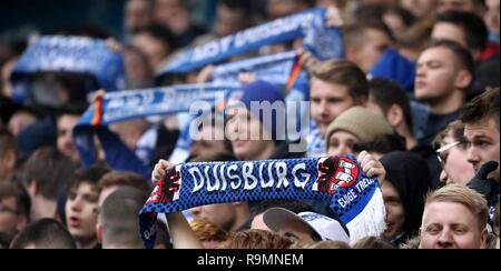 Duisburg, Deutschland. 23 Dez, 2018. firo: 23.12.2018 Fußball, 2. Bundesliga, Saison 2018/2019 MSV Duisburg - SG Dynamo Dresden MSV Fans, Schals. | Verwendung der weltweiten Kredit: dpa/Alamy leben Nachrichten Stockfoto