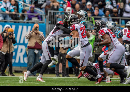 Dezember 23, 2018 - Charlotte, North Carolina, USA - Atlanta Falcons punter Matt Bosher (5) Ebenen Carolina Panthers zurück laufen Kenjon Barner (23) an der Bank von Amerika Stadium in Charlotte, NC. Atlanta Falcons auf Weiter mit 24 bis 10 über die Carolina Panthers gewinnen. (Bild: © Jason Walle/ZUMA Draht) Stockfoto