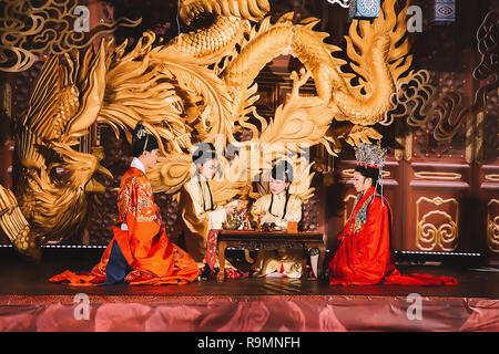 Dezember 26, 2018 - Hainin, Hainin, China - Haining, CHINA - ein Mädchen sechs Jahre verbrachte, Vorbereiten für ihre Traditionelle chinesische Hochzeit in Haining, Osten ChinaÃ¢â'¬â"¢s Zhejiang Provinz. (Bild: © SIPA Asien über ZUMA Draht) Stockfoto