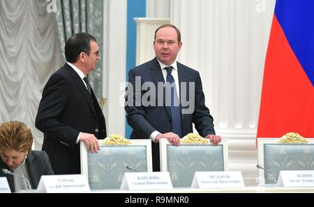 Russische Generalstabschef Anton Vaino, Mitte, Chats mit Erster stellvertretender Vorsitzender des Rates der Föderation Nikolaj Fedorov, links, vor dem Beginn einer Konferenz mit Rat der Föderation, die Staatsduma und den Mitgliedern der beiden Kammern des Parlaments am 25. Dezember, der Kreml in Moskau, Russland 2018. Stockfoto