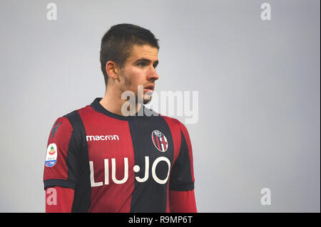 Foto Massimo Paolone/LaPresse 26 dicembre 2018 Bologna, Italia sport calcio Bologna vs Lazio - Campionato di calcio Serie A TIM" 2018/2019 - Stadio Renato Dall'Ara" Nella Foto: Adam Nagy (Bologna F.C.) osserva Foto Massimo Paolone/LaPresse Dezember 26, 2018 Bologna, Italien Sport Fussball Bologna vs Lazio - Italienische Fußball-Liga einen TIM 2018/2019 - "Renato Dall'Ara" Stadium. Im Bild: Adam Nagy (Bologna F.C.) schaut auf Stockfoto