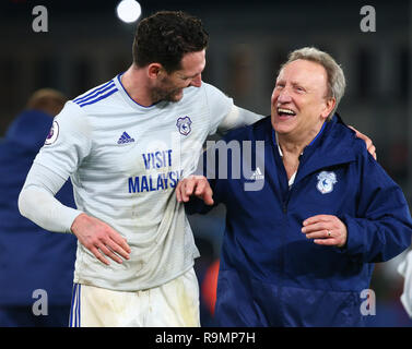 London, England - 26 Dezember, 2018 Cardiff City Manager Neil Warnock in ein Witz mit der Cardiff City Sean Morrison während der Englischen Premier League zwischen Crystal Palace und Cardiff City an Selhurst Park Stadium, London, England am 26. Dez 2018. Kredit Aktion Foto Sport FA Premier League und der Football League Bilder unterliegen dem DataCo Lizenz. Redaktionelle Verwendung nur. Kein Print Sales. Keine persönlichen Gebrauch. Keine unbezahlten verwenden Stockfoto