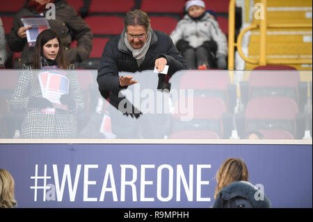 Foto Massimo Paolone/LaPresse 26 dicembre 2018 Bologna, Italia sport calcio Bologna vs Lazio - Campionato di calcio Serie A TIM" 2018/2019 - Stadio Renato Dall'Ara" Nella Foto: Giancarlo Inzaghi e Angela Robusti Foto Massimo Paolone/LaPresse Dezember 26, 2018 Bologna, Italien Sport Fussball Bologna vs Lazio - Italienische Fußball-Liga einen TIM 2018/2019 - "Renato Dall'Ara" Stadium. In der Pic: Giancarlo Inzaghi und Angela Robusti Stockfoto