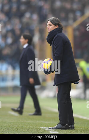 Foto Massimo Paolone/LaPresse 26 dicembre 2018 Bologna, Italia sport calcio Bologna vs Lazio - Campionato di calcio Serie A TIM" 2018/2019 - Stadio Renato Dall'Ara" Nella Foto: Filippo Inzaghi (Bologna F.C.) osserva Foto Massimo Paolone/LaPresse Dezember 26, 2018 Bologna, Italien Sport Fussball Bologna vs Lazio - Italienische Fußball-Liga einen TIM 2018/2019 - "Renato Dall'Ara" Stadium. In der Pic: Filippo Inzaghi (Bologna F.C.) schaut auf Stockfoto