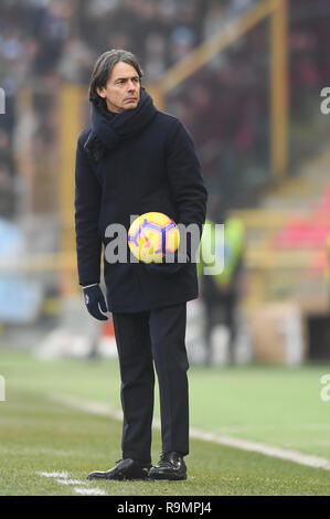 Foto Massimo Paolone/LaPresse 26 dicembre 2018 Bologna, Italia sport calcio Bologna vs Lazio - Campionato di calcio Serie A TIM" 2018/2019 - Stadio Renato Dall'Ara" Nella Foto: Filippo Inzaghi (Bologna F.C.) osserva Foto Massimo Paolone/LaPresse Dezember 26, 2018 Bologna, Italien Sport Fussball Bologna vs Lazio - Italienische Fußball-Liga einen TIM 2018/2019 - "Renato Dall'Ara" Stadium. In der Pic: Filippo Inzaghi (Bologna F.C.) schaut auf Stockfoto