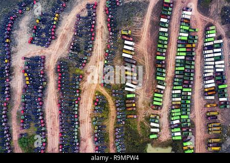 Chongqing, China. 26 Dez, 2018. Traktoren und Lkw sind in einer Luftaufnahme der Qijiang Industrial Park im Südwesten Chinas Chongqing gesehen. Credit: SIPA Asien/ZUMA Draht/Alamy leben Nachrichten Stockfoto