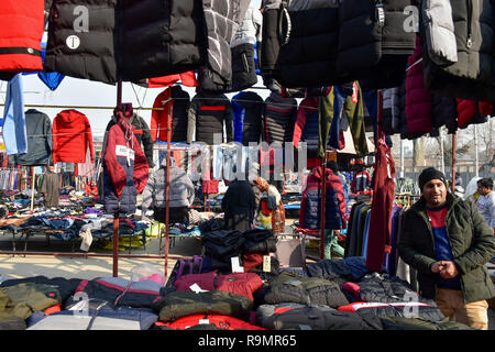 Dezember 26, 2018 - Srinagar, J&K, Indien - ein Kaschmirischen Anbieter gesehen Warten auf die Kunden warme Kleidung an einem kalten Wintertag in Srinagar, Indien verwalteten Kaschmir zu verkaufen. Credit: Saqib Majeed/SOPA Images/ZUMA Draht/Alamy leben Nachrichten Stockfoto