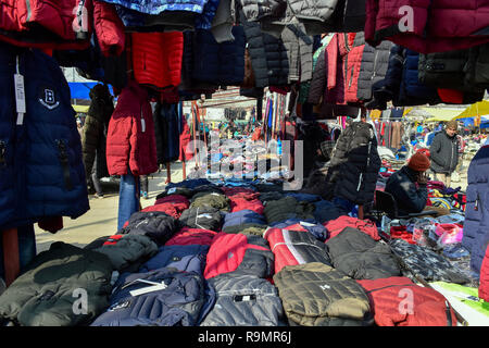 Dezember 26, 2018 - Srinagar, J&K, Indien - ein Kaschmirischen Anbieter gesehen Warten auf die Kunden warme Kleidung an einem kalten Wintertag in Srinagar, Indien verwalteten Kaschmir zu verkaufen. Credit: Saqib Majeed/SOPA Images/ZUMA Draht/Alamy leben Nachrichten Stockfoto