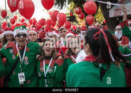 Chania, Griechenland. 26 Dez, 2018. Die Teilnehmer werden im Rahmen des jährlichen Santa Run Fall aufgeregt. Hunderte von Menschen tragen Santa Claus Kostüme bei der jährlichen Santa Run in Chania teilnehmen. Credit: Nikolas Joao Kokovlis/SOPA Images/ZUMA Draht/Alamy leben Nachrichten Stockfoto