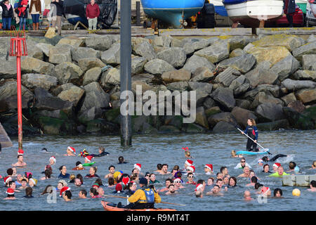 West Bay, Dorset, Großbritannien. 26 Dez, 2018. Dezember in West Bay in Dorset 26 2018. Schwimmer schwimmen im kalten Wasser für den Boxing Day schwimmen Credit: Tom Meaker/Alamy leben Nachrichten Stockfoto