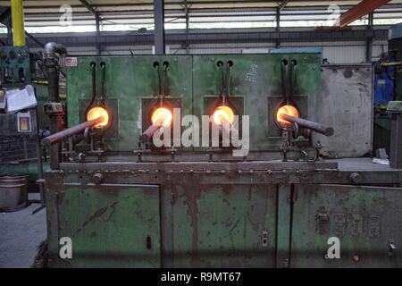 Chongqing, China. 26 Dez, 2018. Metall zu schmieden. Der Qijiang Industrial Park im Südwesten Chinas Chongqing. Credit: SIPA Asien/ZUMA Draht/Alamy leben Nachrichten Stockfoto