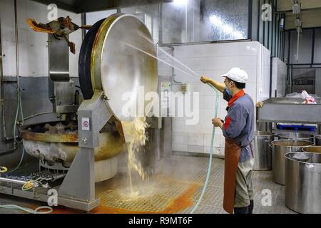 Chongqing, China. 26 Dez, 2018. Mitarbeiter reinigt einen riesigen Herd. Der Qijiang Industrial Park im Südwesten Chinas Chongqing. Credit: SIPA Asien/ZUMA Draht/Alamy leben Nachrichten Stockfoto