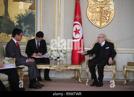 Tunis, Tunesien. 26 Dez, 2018. Tunesische Präsident Beji Caid Essebsi (R) trifft mit dem japanischen Außenminister Taro Kono (L) in Tunis, Tunesien, Dez. 26, 2018. Credit: Adele Ezzine/Xinhua/Alamy leben Nachrichten Stockfoto