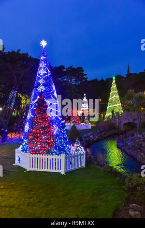 Bournemouth, Dorset, Großbritannien. 26. Dezember 2018. Menschenmassen visiit den Weihnachtsbaum Wunderland am unteren Gärten in Bournemouth, Dorset, Großbritannien am zweiten Weihnachtstag. Foto: Graham Jagd-/Alamy leben Nachrichten Stockfoto