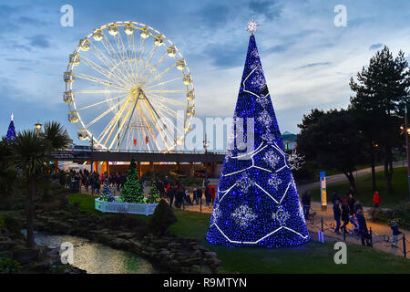 Bournemouth, Dorset, Großbritannien. 26. Dezember 2018. Menschenmassen visiit den Weihnachtsbaum Wunderland am unteren Gärten in Bournemouth, Dorset, Großbritannien am zweiten Weihnachtstag. Foto: Graham Jagd-/Alamy leben Nachrichten Stockfoto