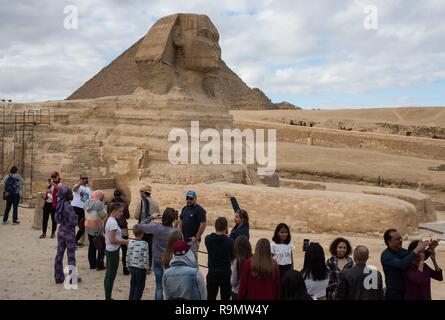 Kairo, Ägypten. 26 Dez, 2018. Touristen besuchen die Große Sphinx in Gizeh, Ägypten, Dez. 26, 2018. Credit: Meng Tao/Xinhua/Alamy leben Nachrichten Stockfoto