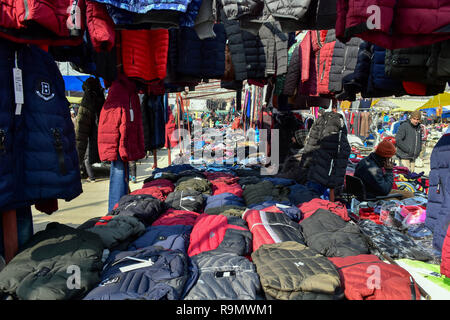 Srinagar, Kashmir. 26 Dez, 2018. Ein Kaschmirischen Anbieter gesehen Warten auf die Kunden warme Kleidung an einem kalten Wintertag in Srinagar, Kashmir zu verkaufen. Credit: SOPA Images Limited/Alamy leben Nachrichten Stockfoto