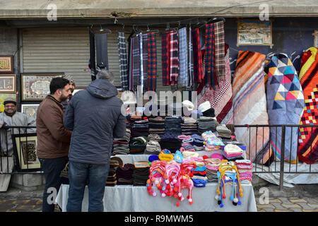 Srinagar, Kashmir. 26 Dez, 2018. Kaschmir Bewohner gesehen Shopping für warme Kleidung an einem kalten Wintertag in Srinagar, Kashmir. Credit: SOPA Images Limited/Alamy leben Nachrichten Stockfoto